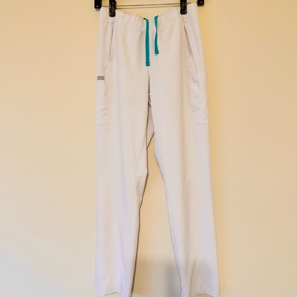 Women’s Epic by IRG White Scrub pants size XS.